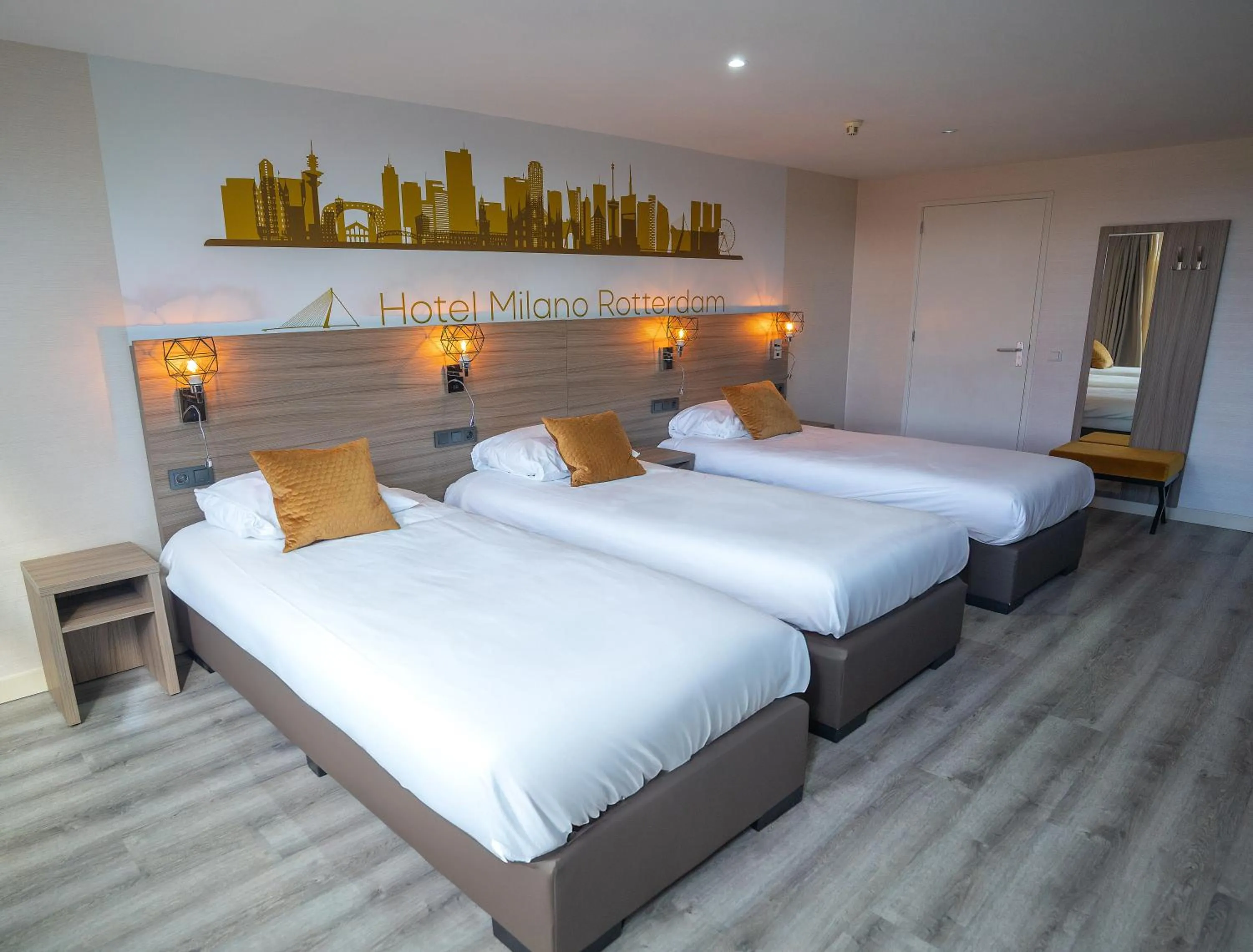 Photo of the whole room, Bed in Boutique Hotel Milano Rotterdam-Centre