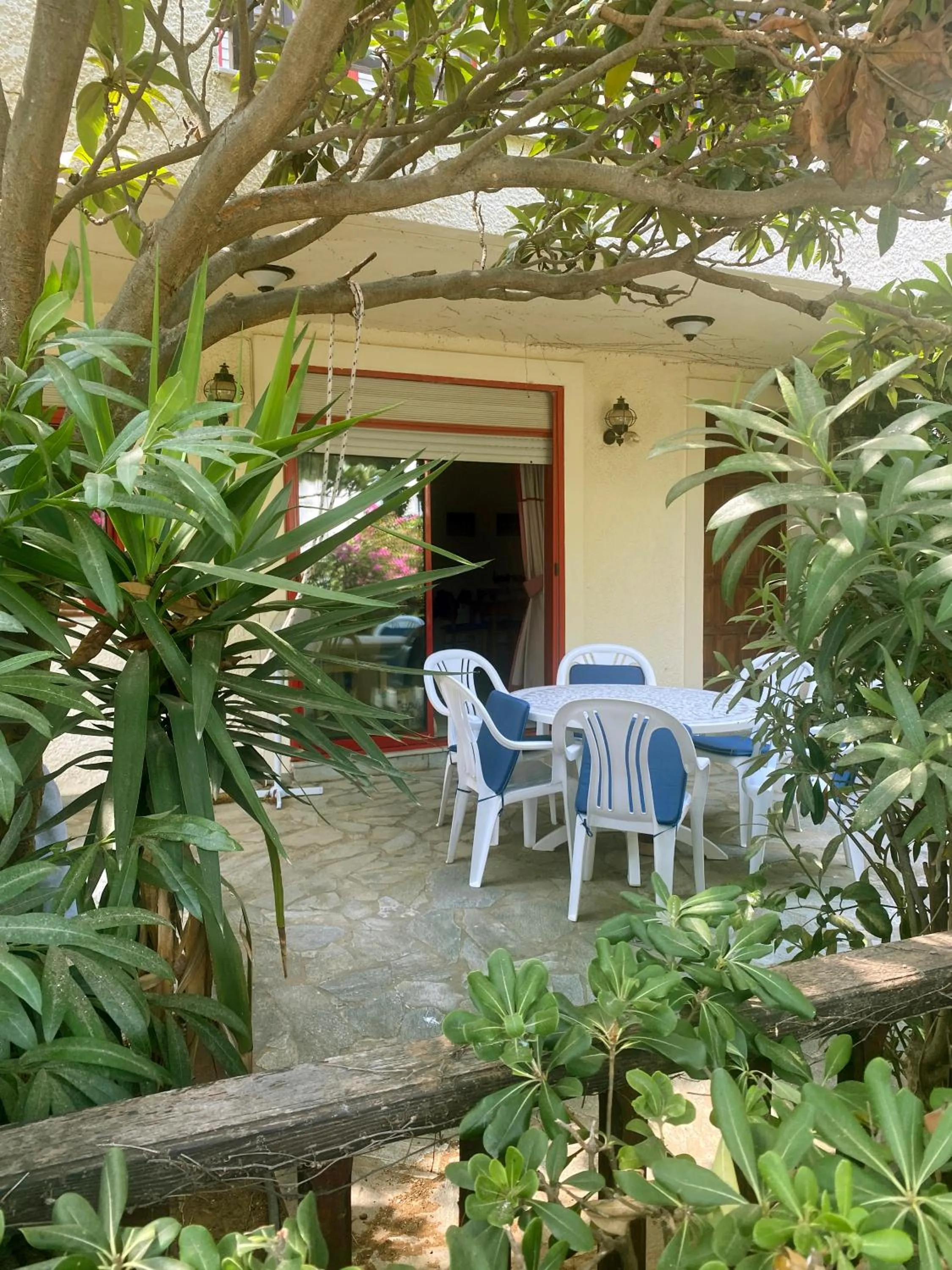 2 Bedroom, Sea Side Retreat Saronida