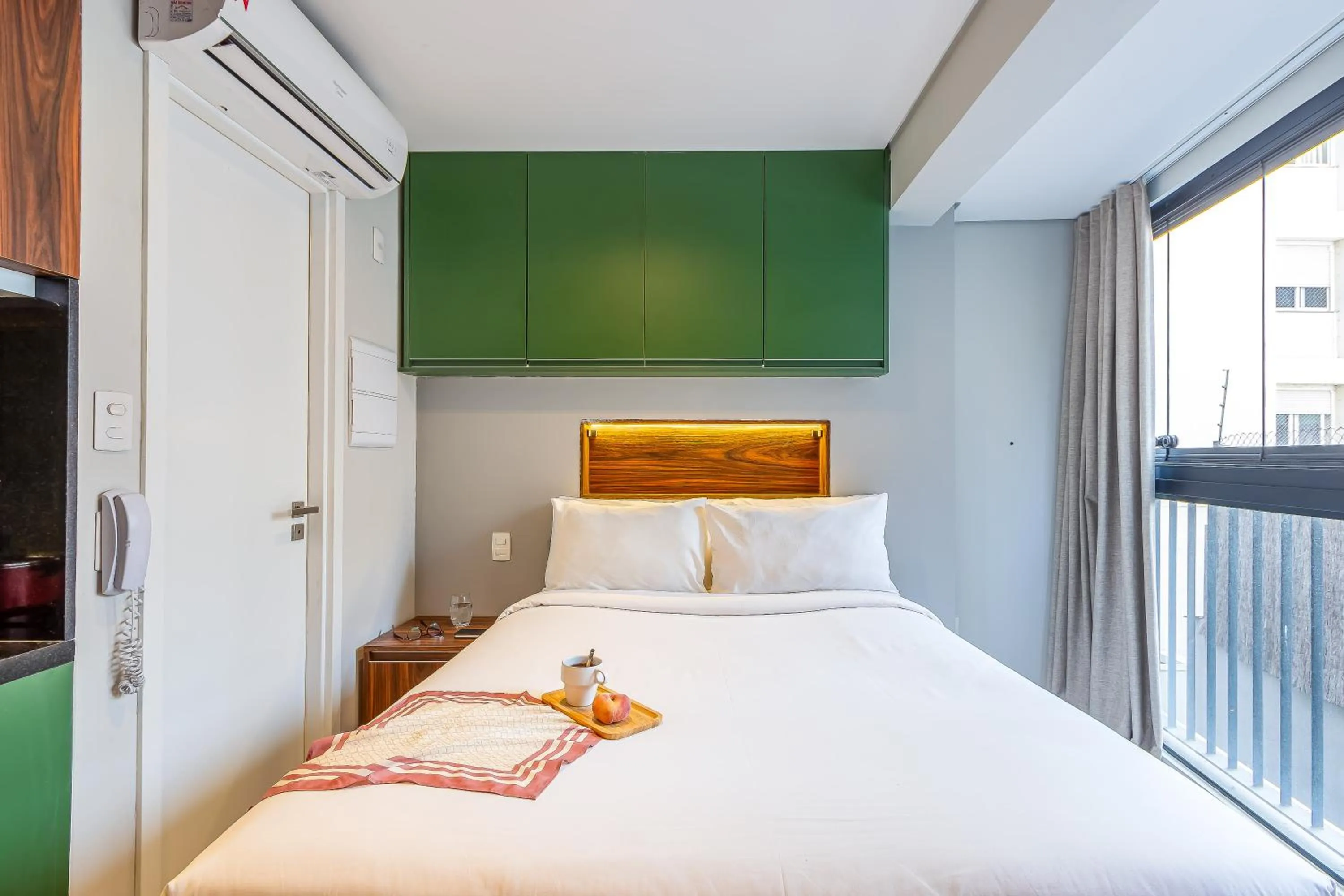 Photo of the whole room, Bed in Next Home Design by Viva - Apartamentos em prédio próximo ao Parque do Ibirapuera