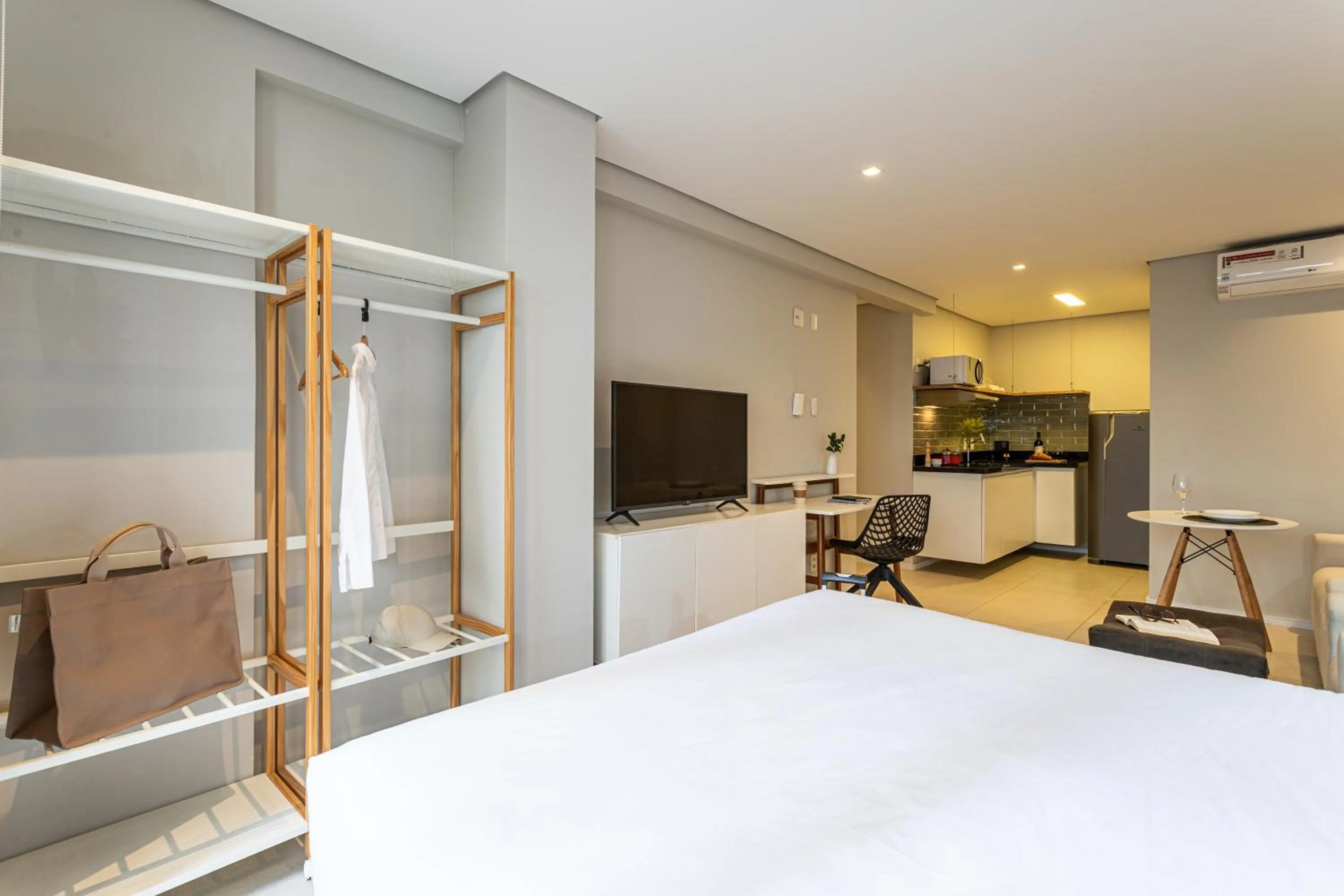 Bed in Next Home Design by Viva - Apartamentos em prédio próximo ao Parque do Ibirapuera