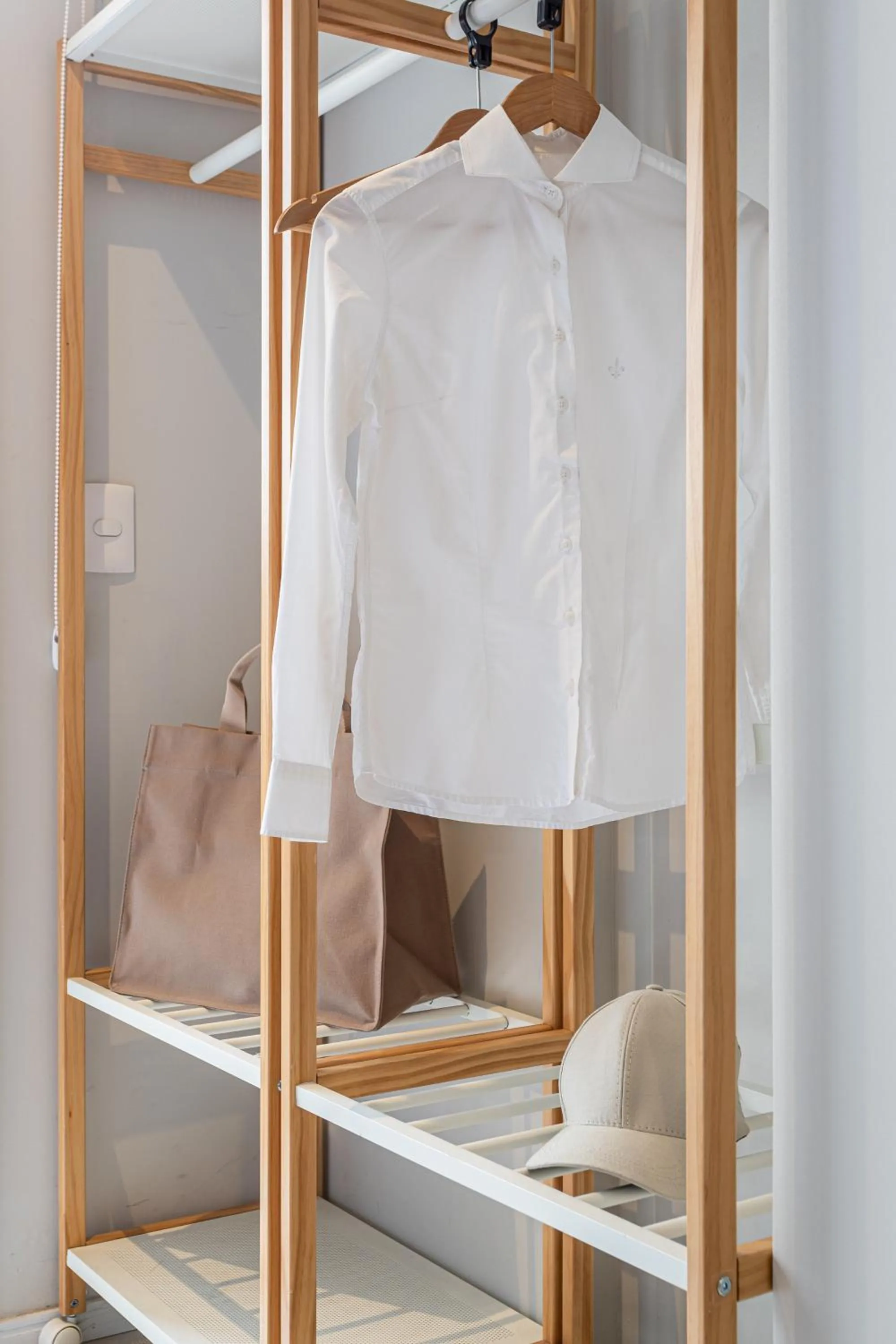 wardrobe in Next Home Design by Viva - Apartamentos em prédio próximo ao Parque do Ibirapuera