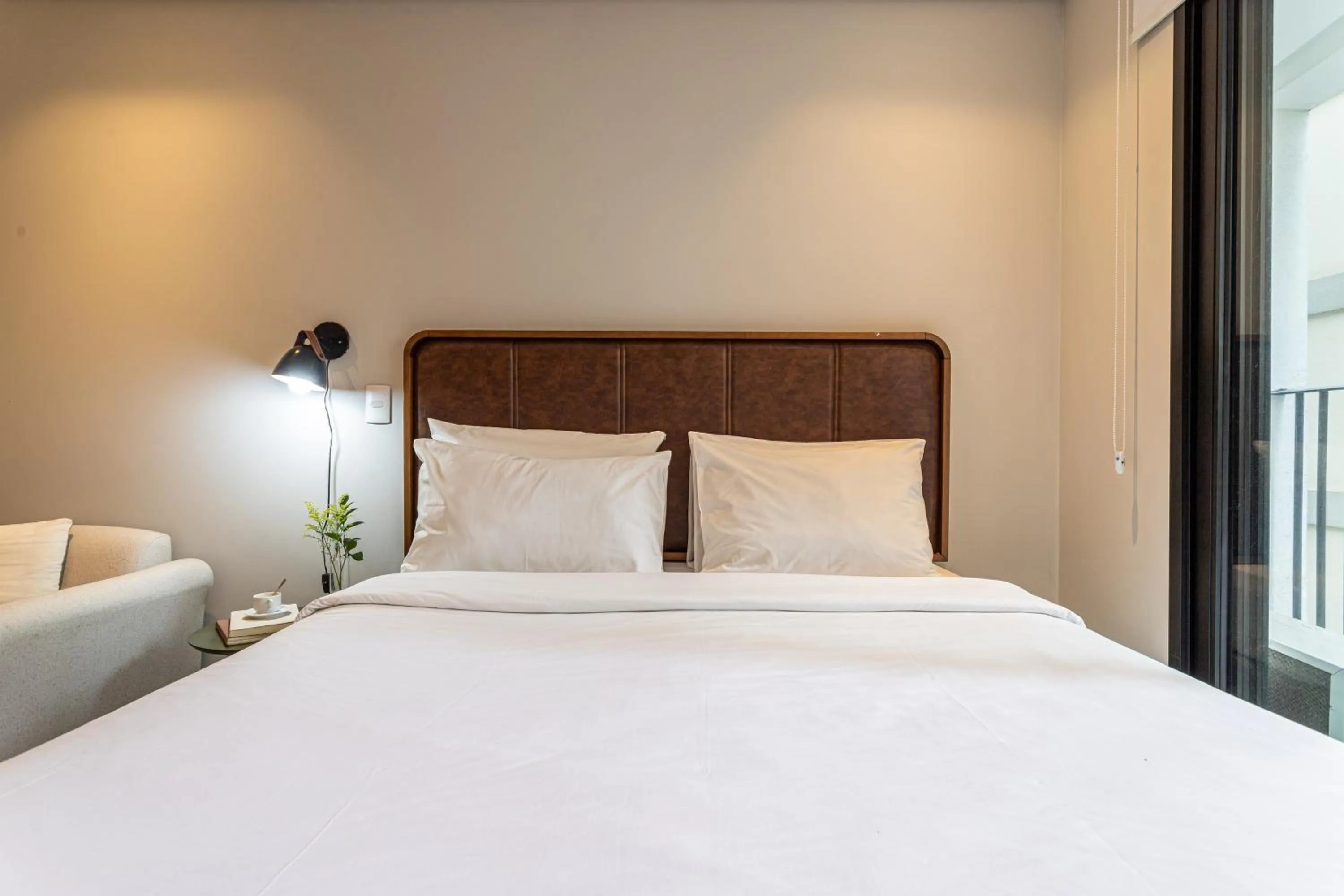 Bed in Next Home Design by Viva - Apartamentos em prédio próximo ao Parque do Ibirapuera