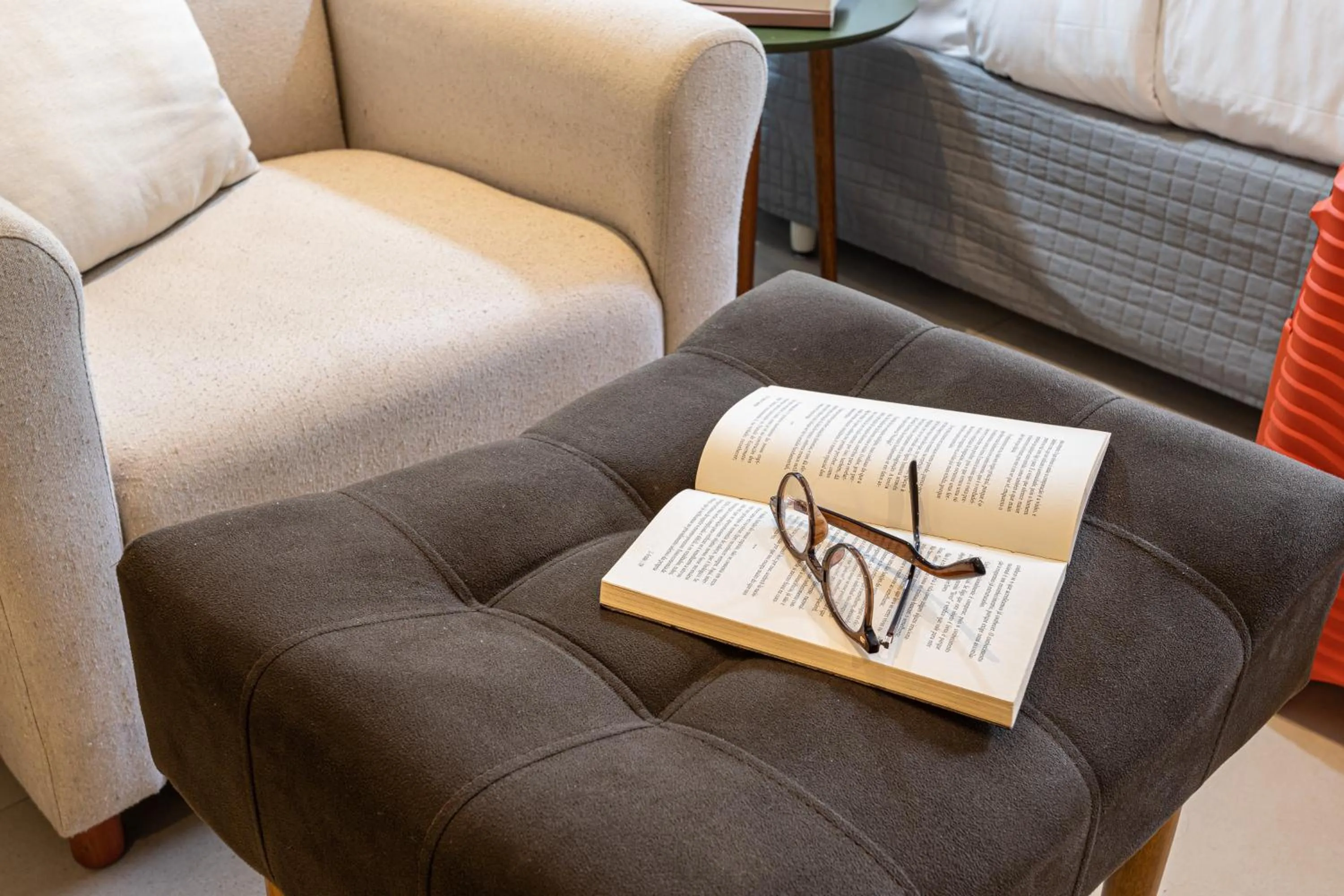 Living room in Next Home Design by Viva - Apartamentos em prédio próximo ao Parque do Ibirapuera