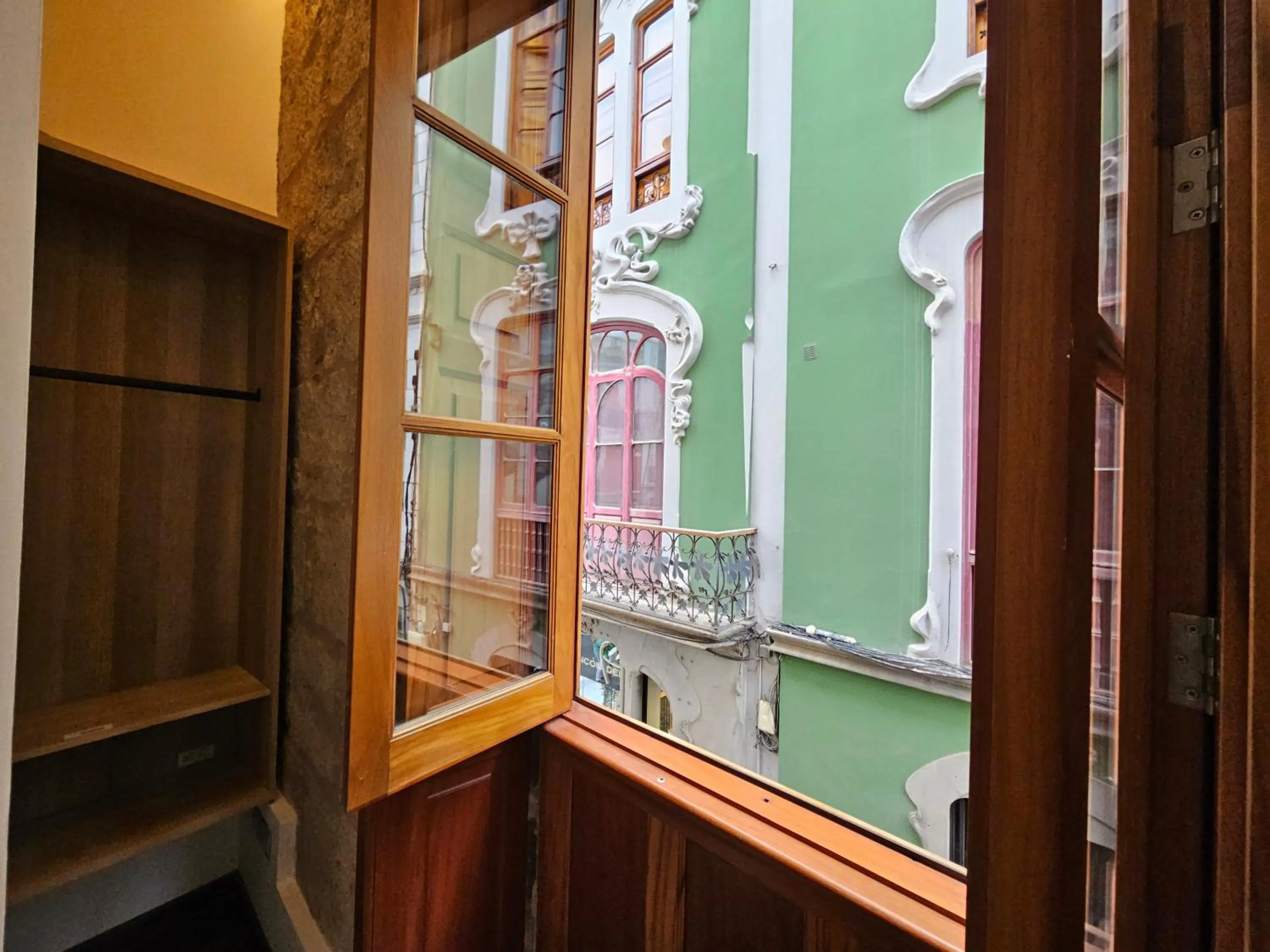 Street view in Triana Rooms EH