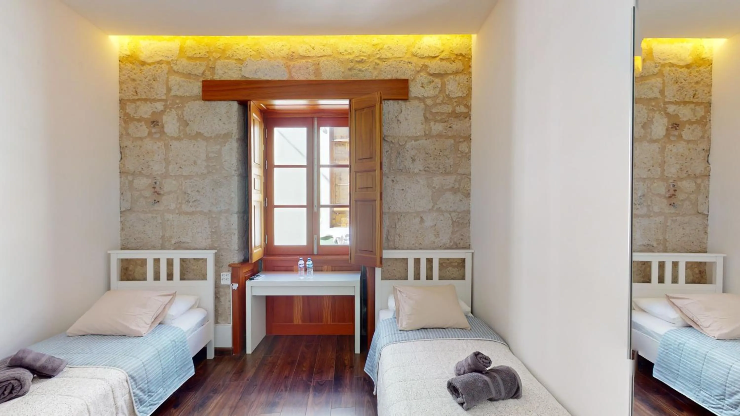 Photo of the whole room, Bed in Triana Rooms EH