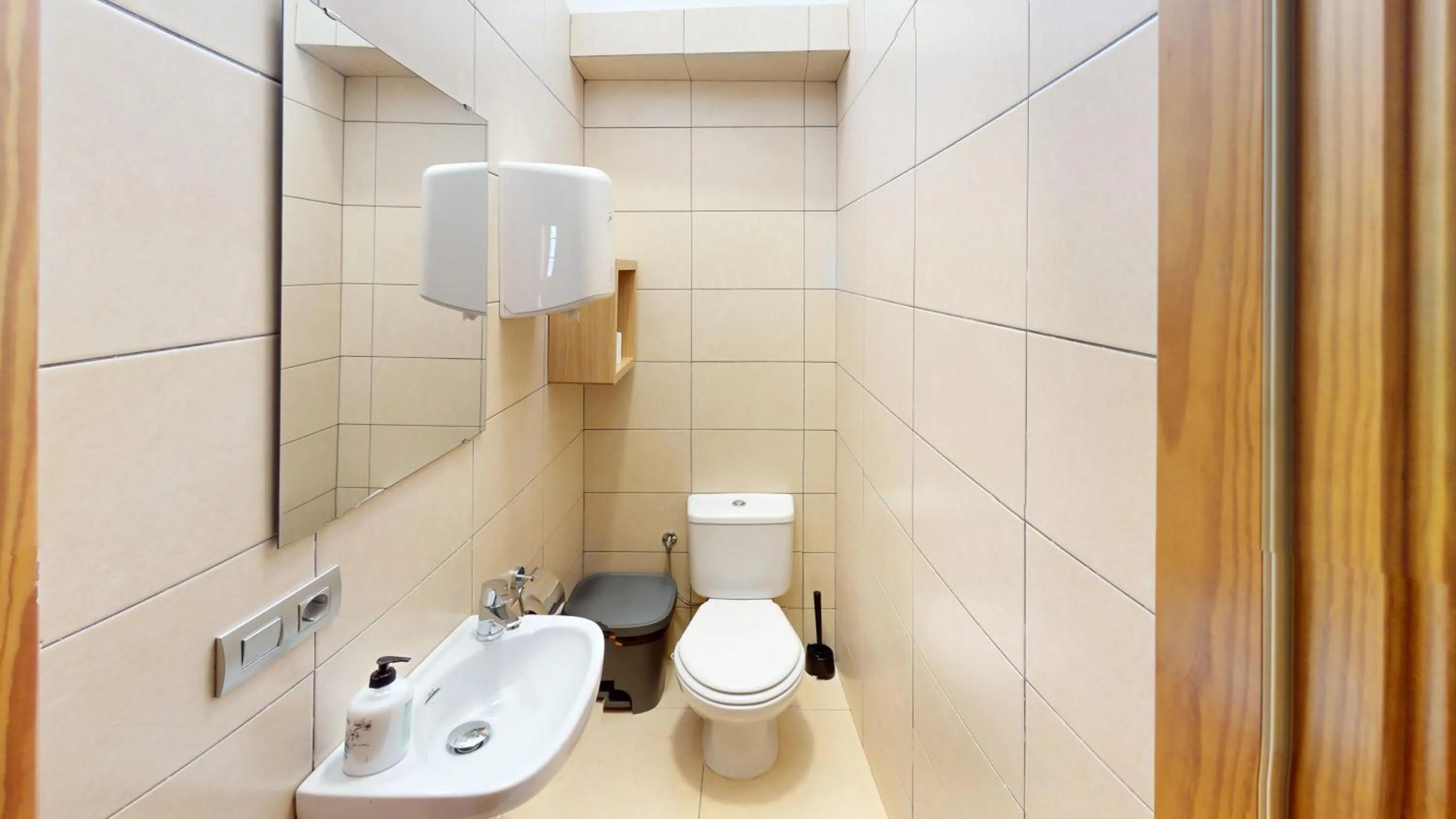 Toilet in Triana Rooms EH