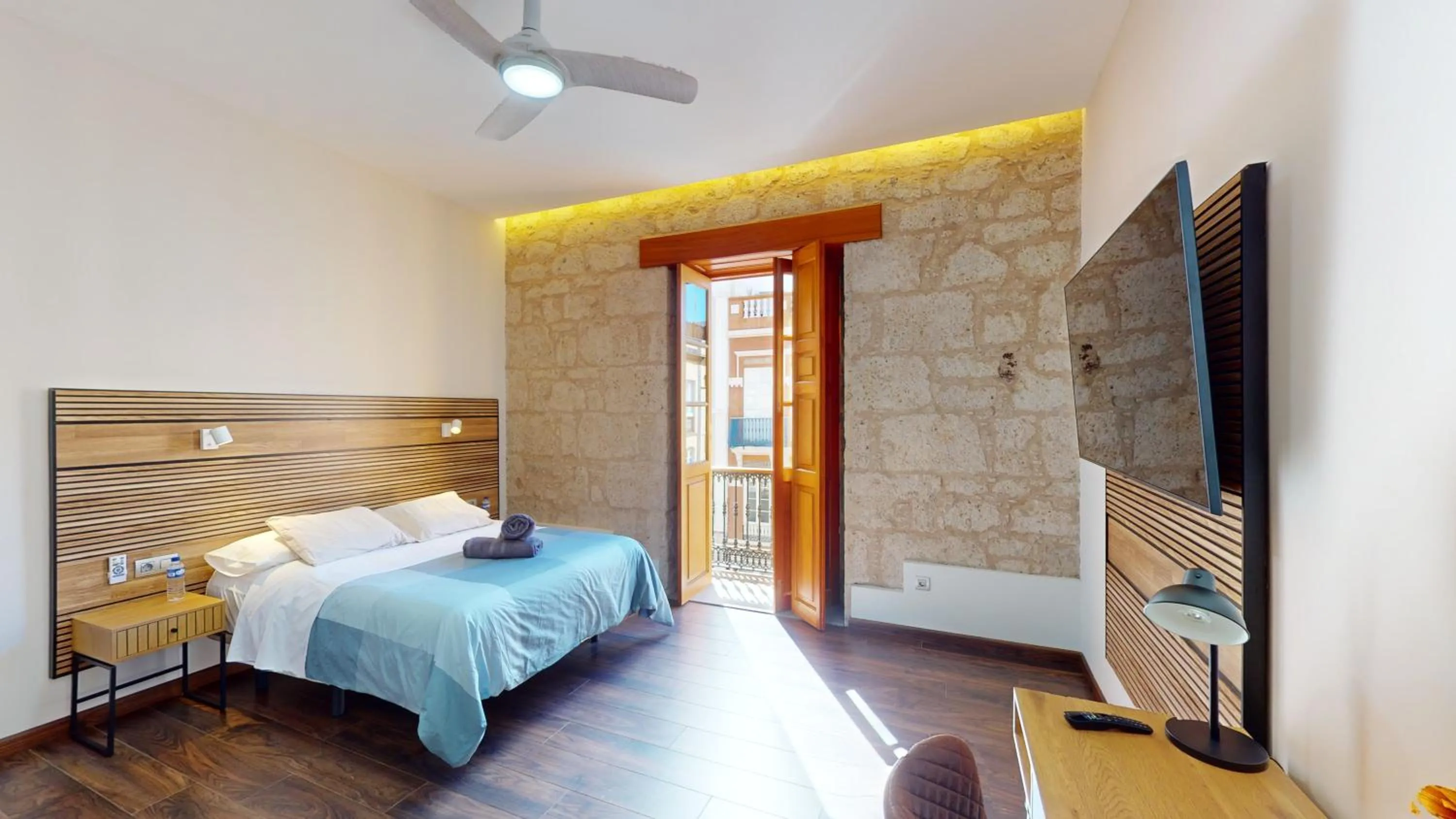 Photo of the whole room, Bed in Triana Rooms EH