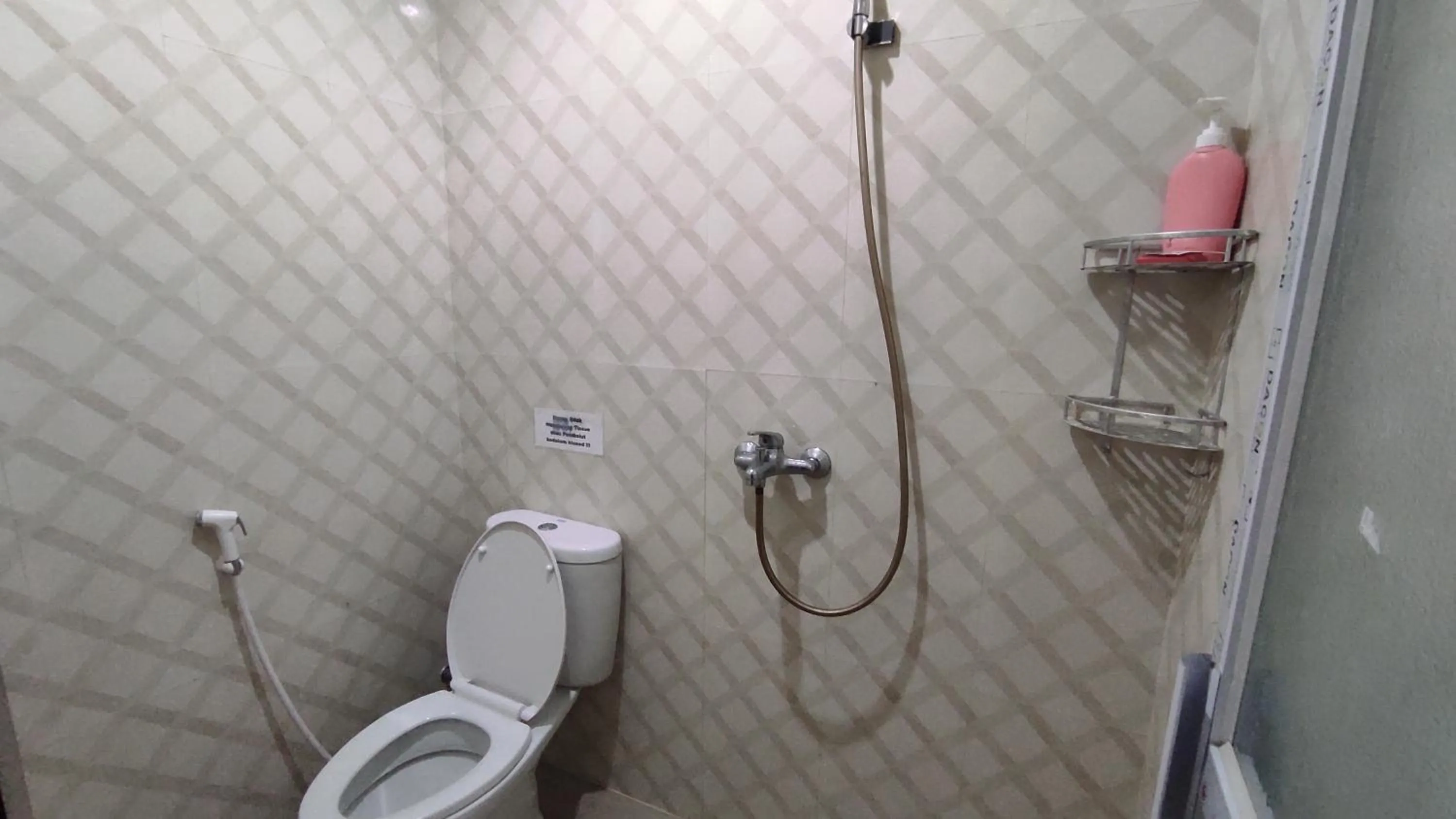 Bathroom in Hotel O Wisma Syariah Dian Near Pare-pare