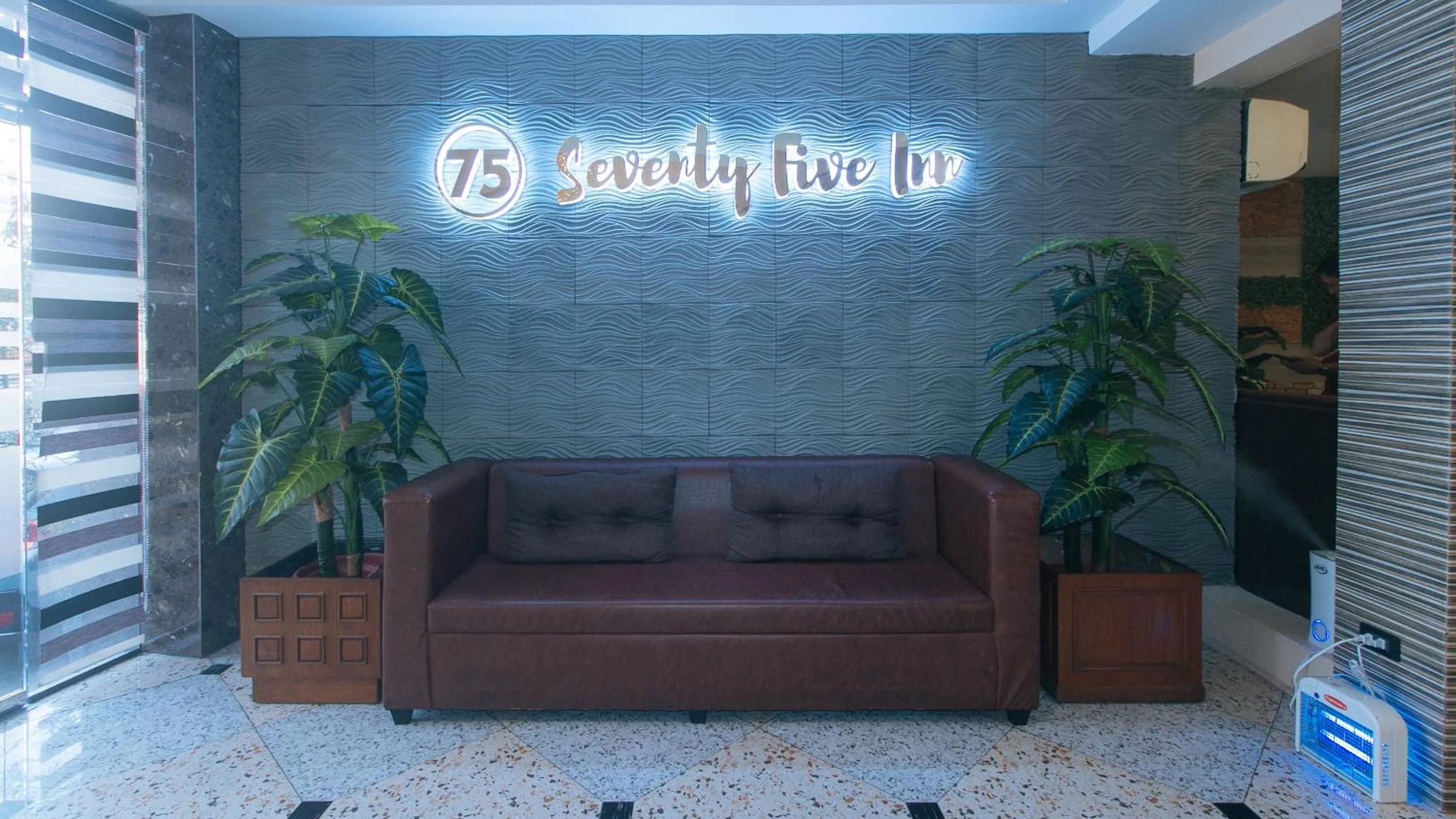 Seating area in RedDoorz Plus at Seventy Five Inn Near Manila Airport