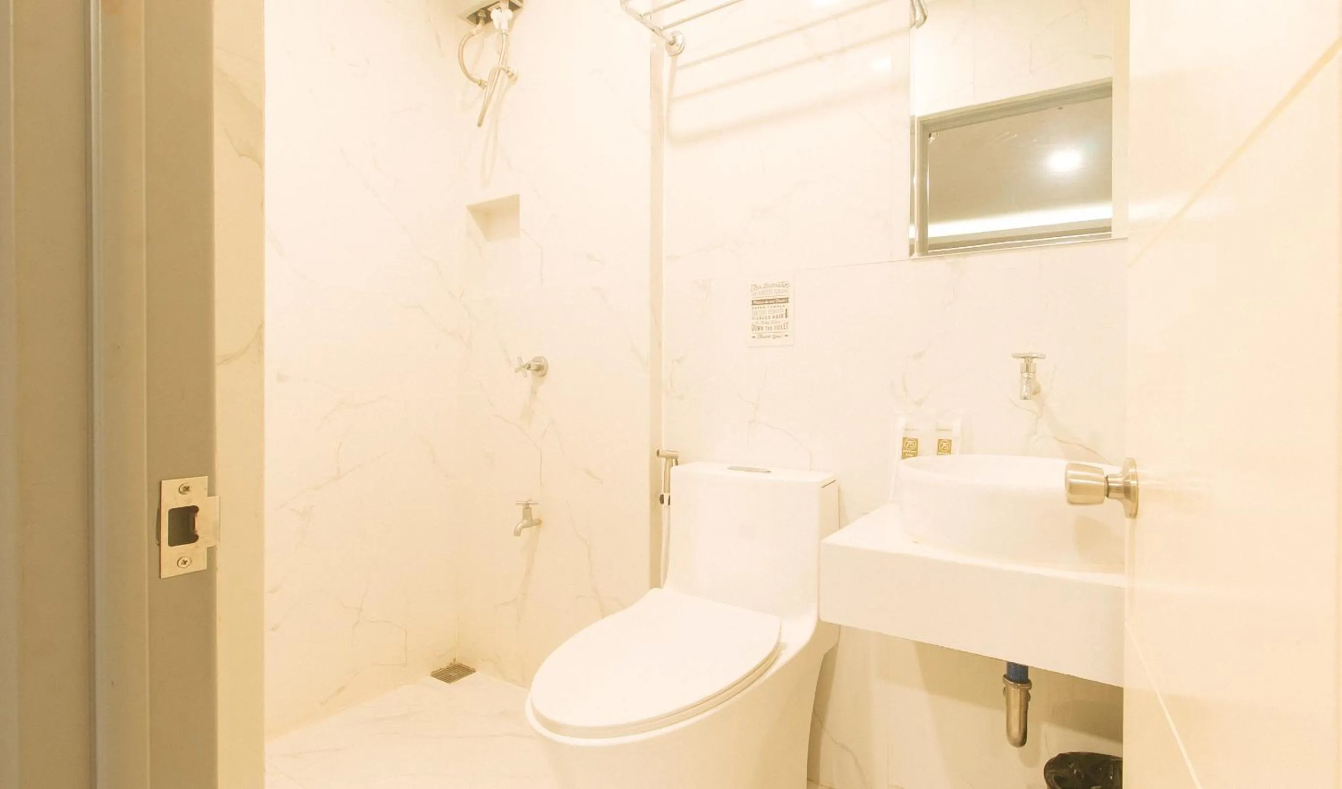 Bathroom in RedDoorz Plus at Seventy Five Inn Near Manila Airport
