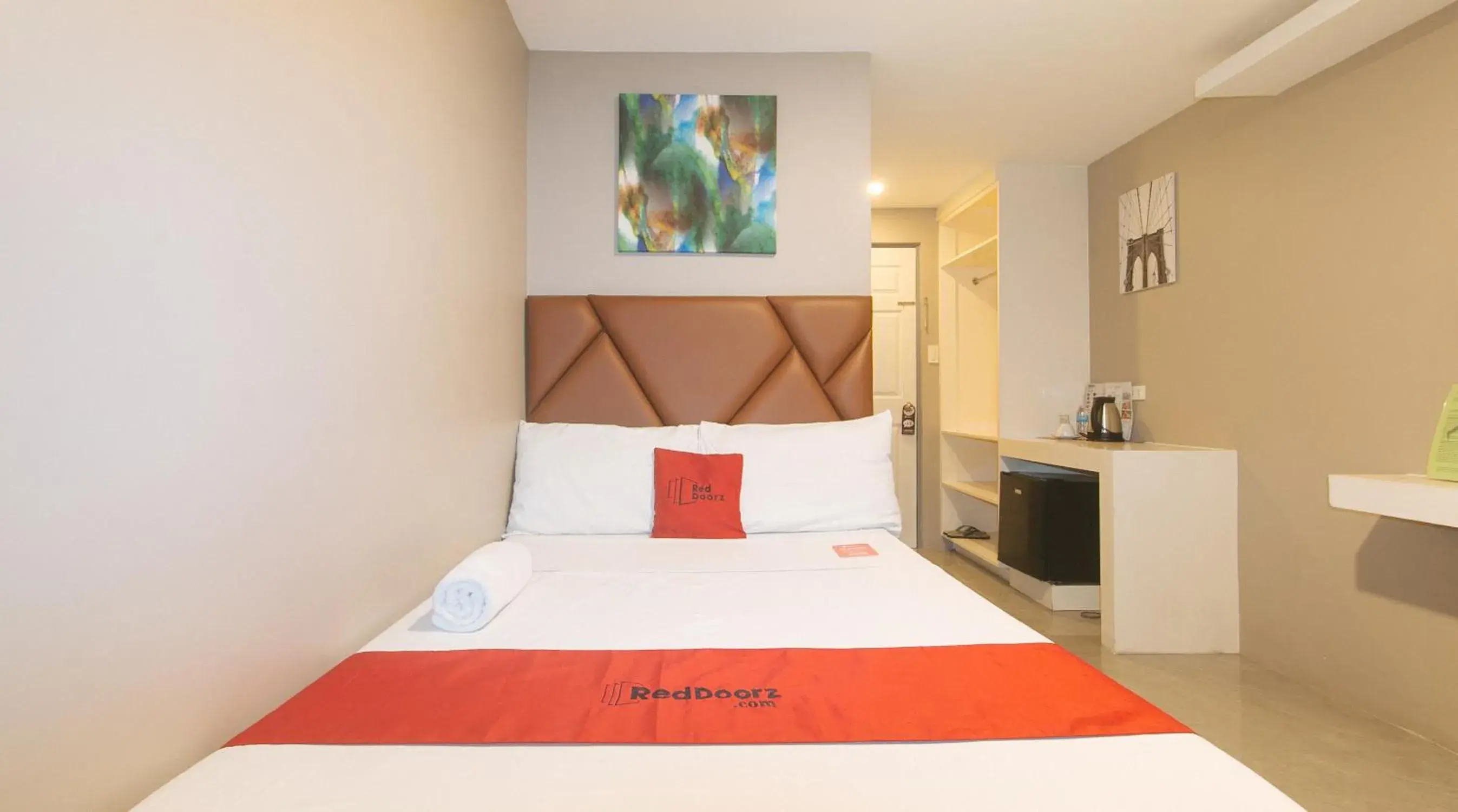 Property building, Bed in RedDoorz Plus at Seventy Five Inn Near Manila Airport Property building, Bed in RedDoorz Plus at Seventy Five Inn Near Manila Airport
