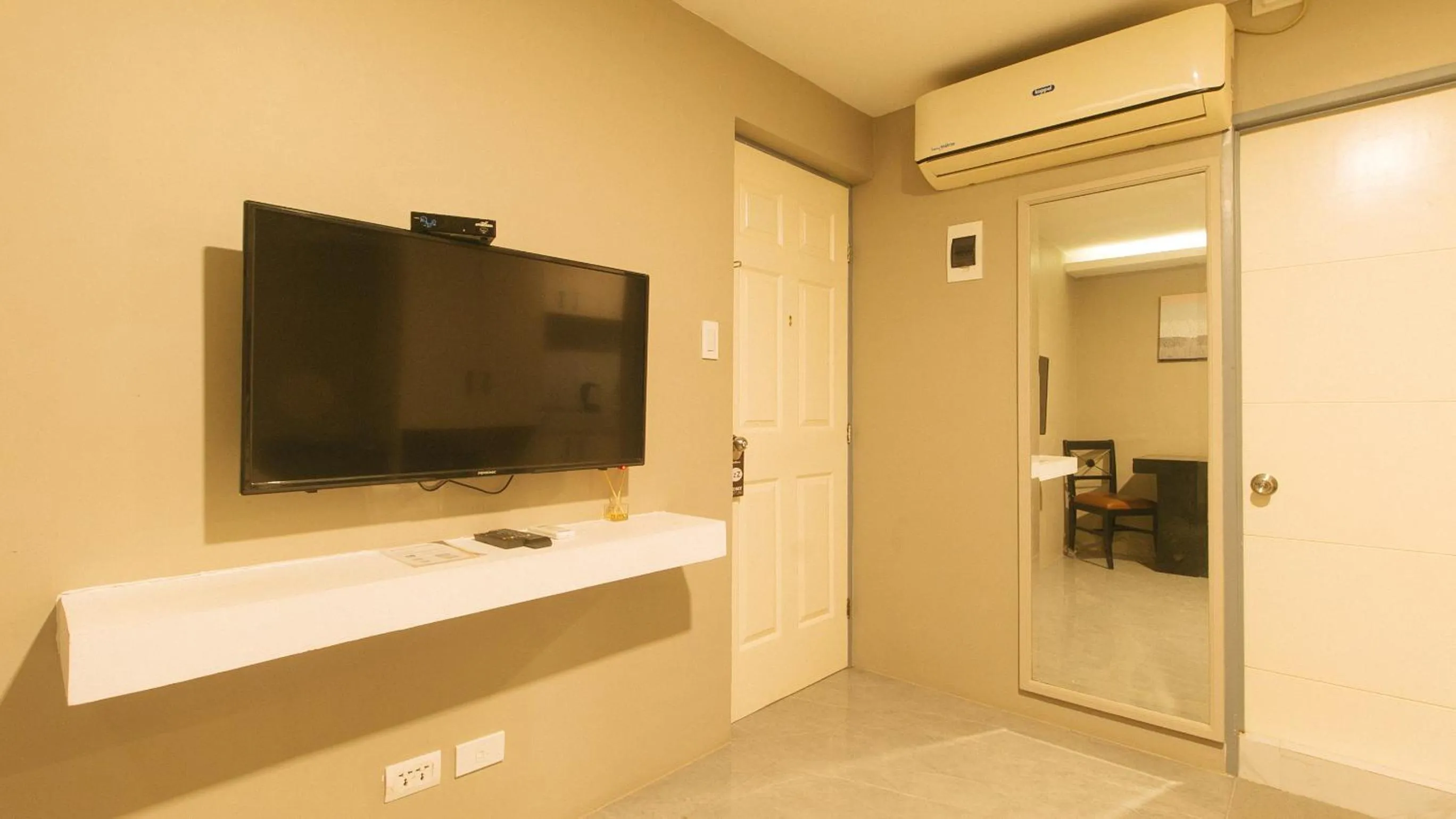 TV and multimedia in RedDoorz Plus at Seventy Five Inn Near Manila Airport