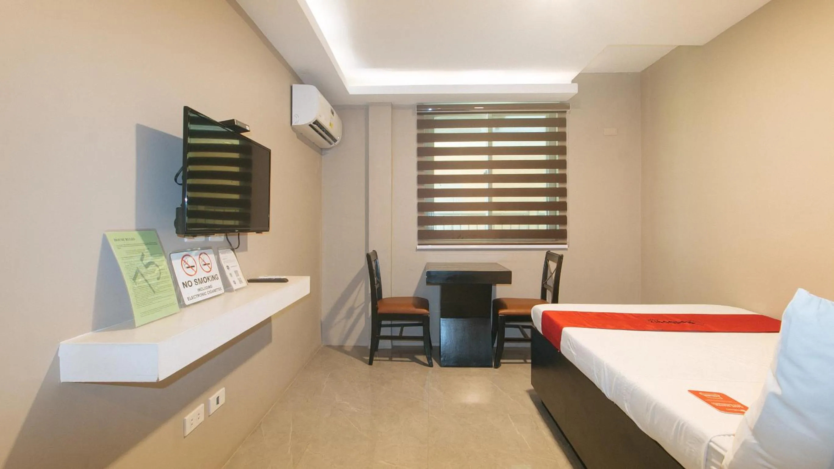 Photo of the whole room, Bed in RedDoorz Plus at Seventy Five Inn Near Manila Airport