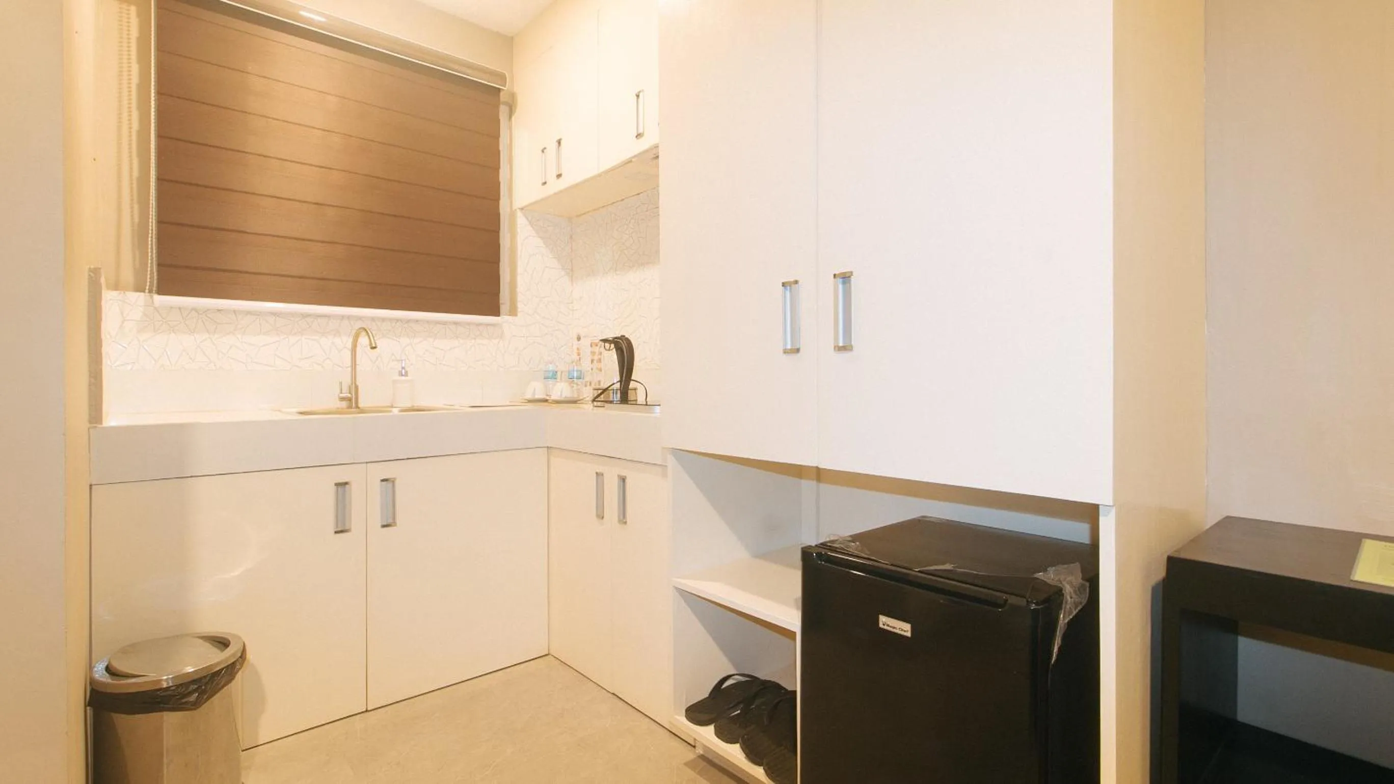 Kitchen or kitchenette in RedDoorz Plus at Seventy Five Inn Near Manila Airport