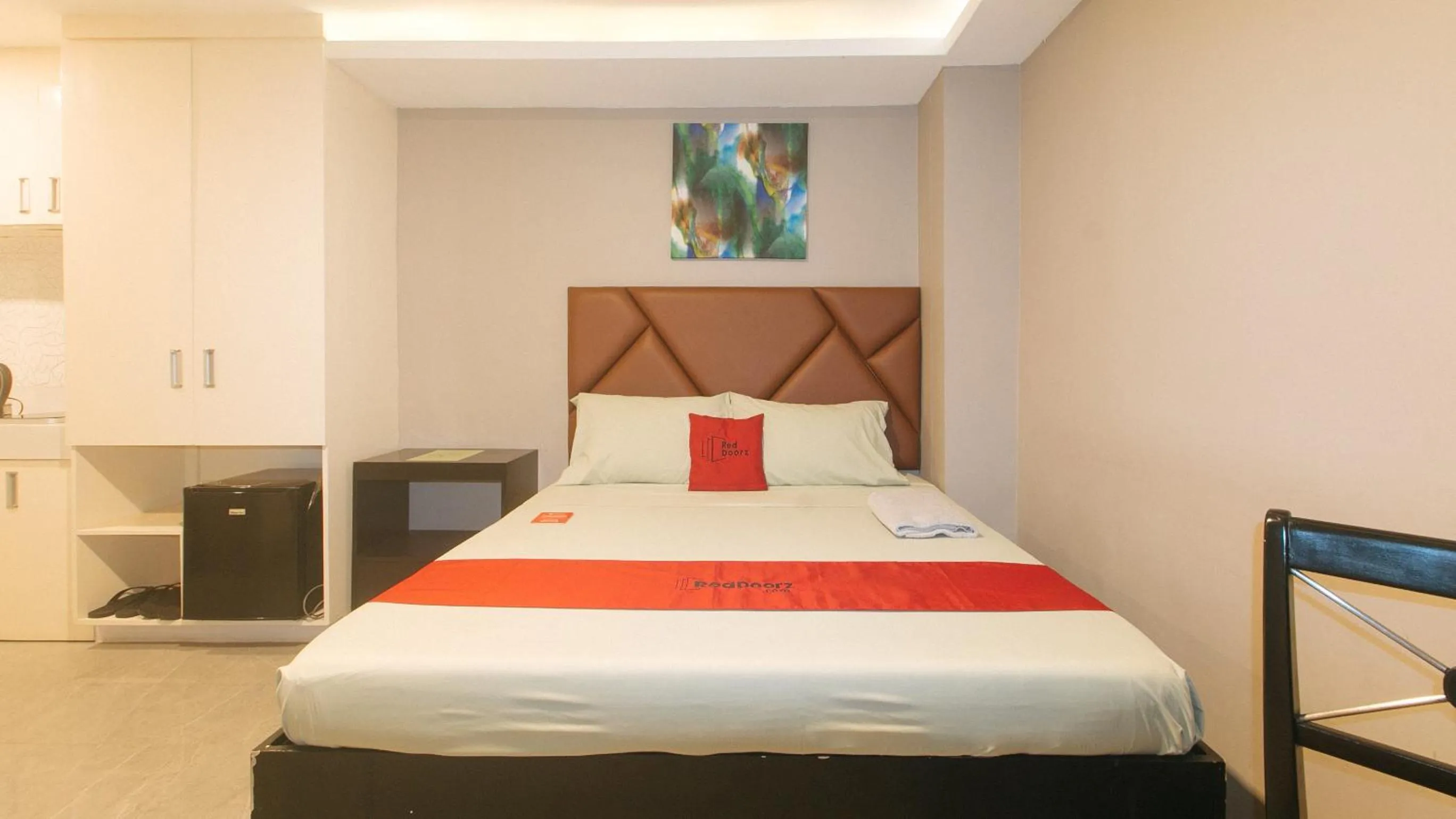 Photo of the whole room, Bed in RedDoorz Plus at Seventy Five Inn Near Manila Airport