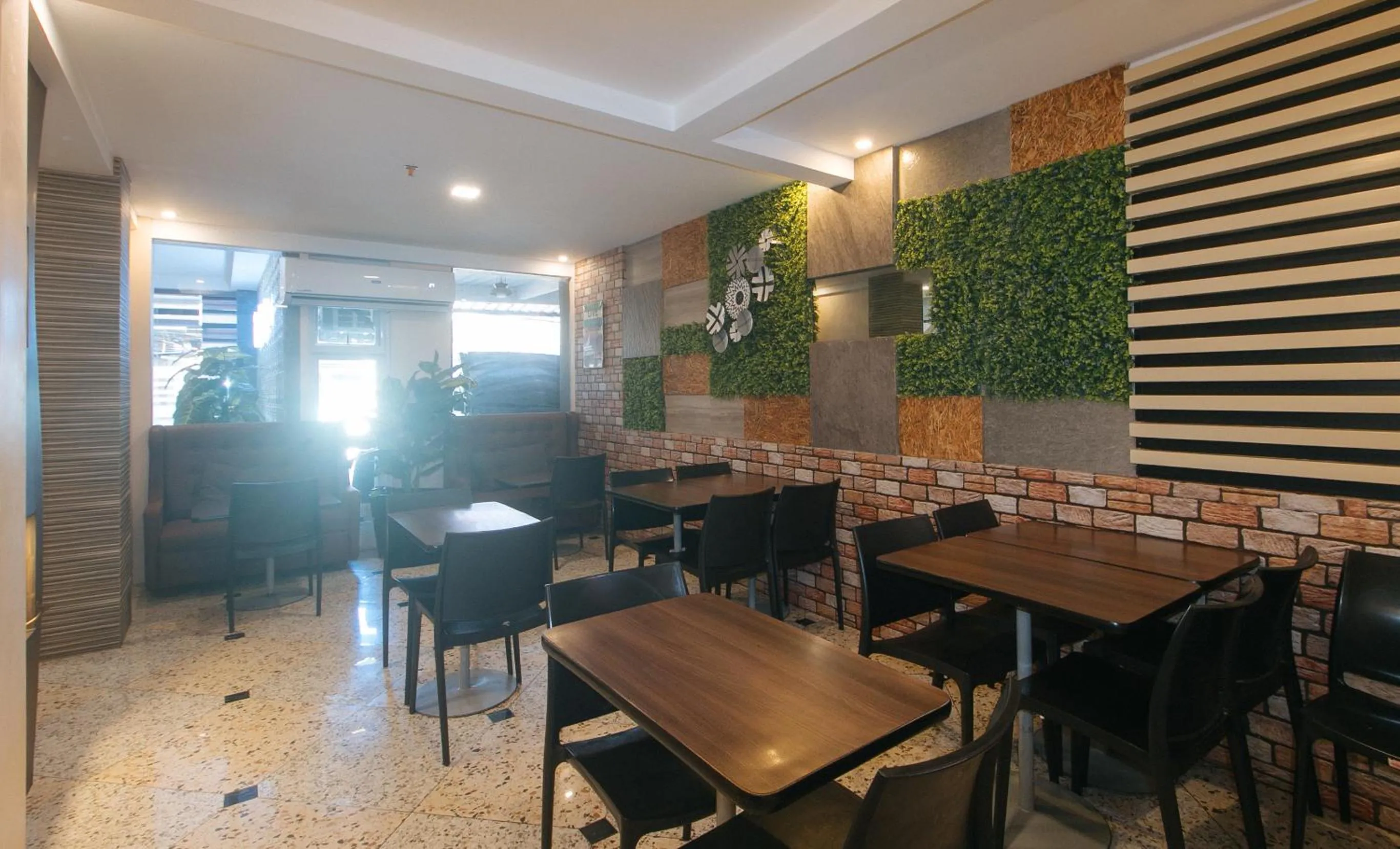 Restaurant/places to eat in RedDoorz Plus at Seventy Five Inn Near Manila Airport