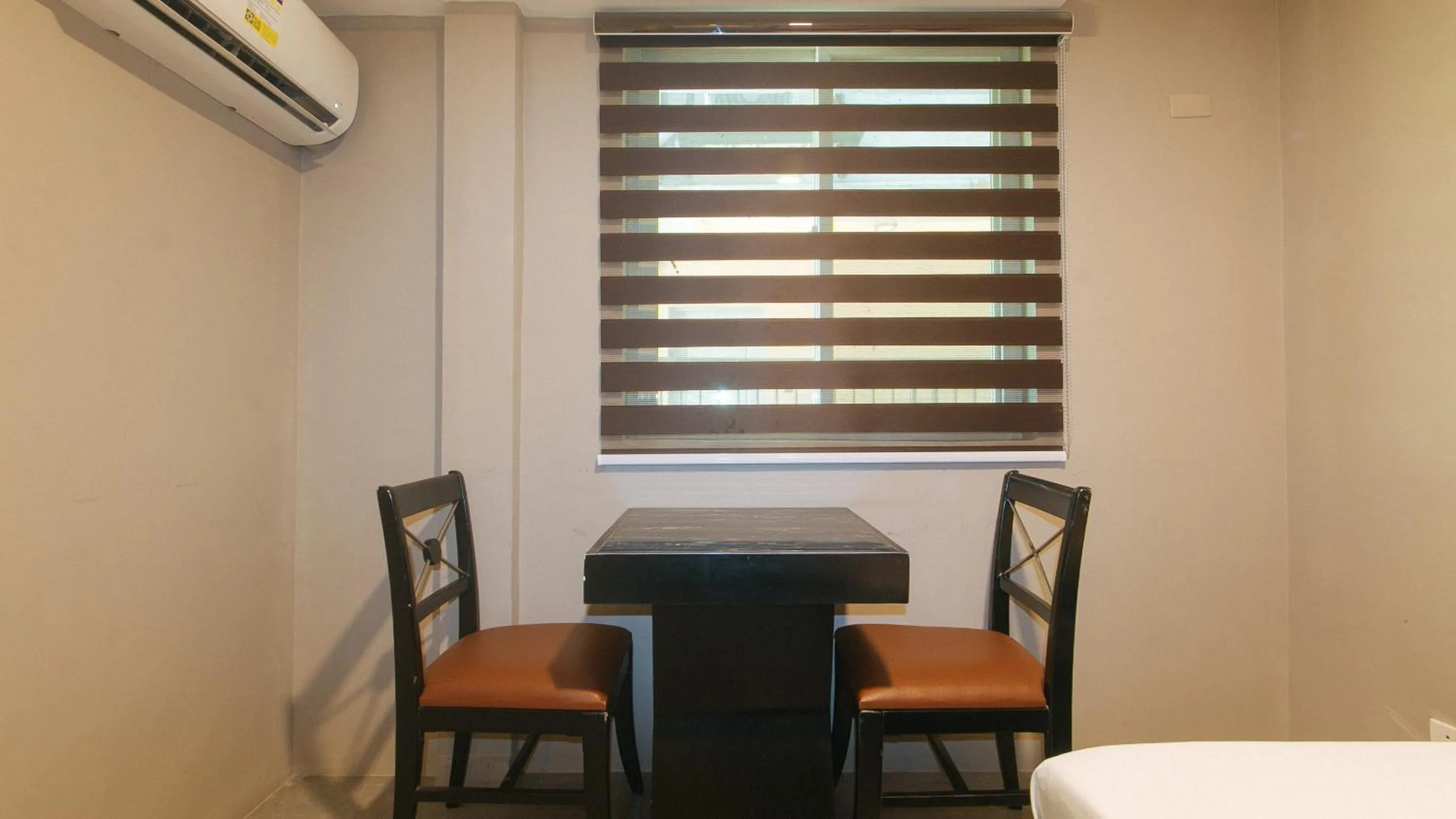 Dining area in RedDoorz Plus at Seventy Five Inn Near Manila Airport