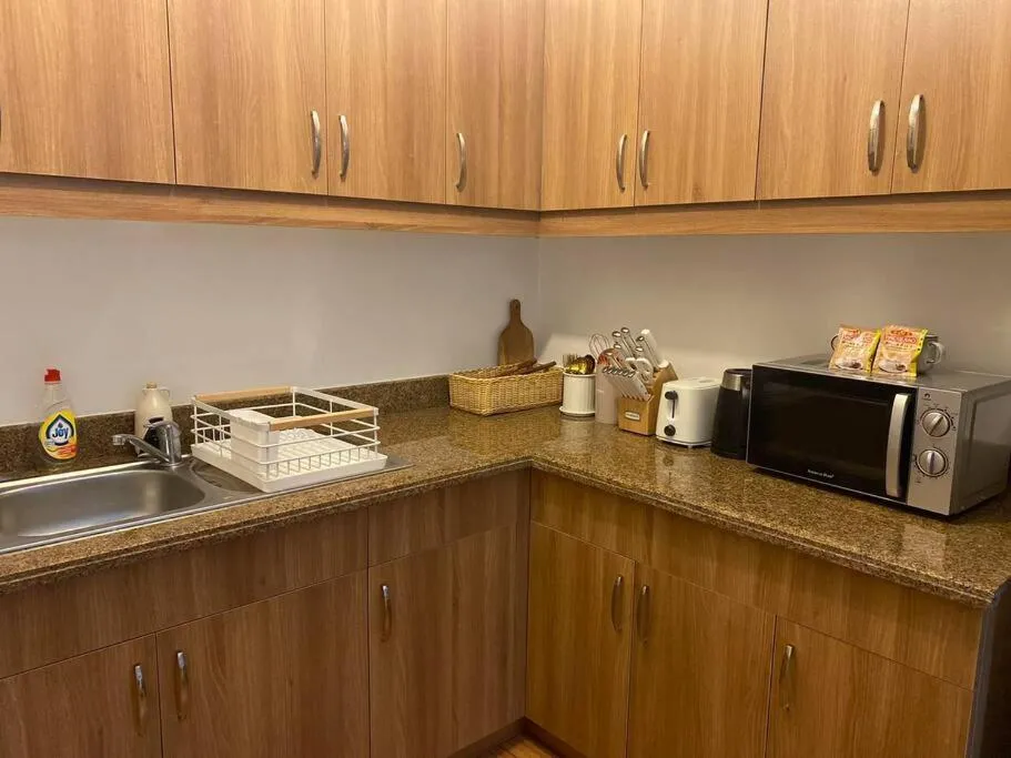 Bohemian Inspired 2 Bedroom Inspired Condo with Fast WIFI Near BGC