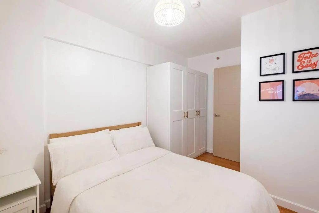 Bohemian Inspired 2 Bedroom Inspired Condo with Fast WIFI Near BGC