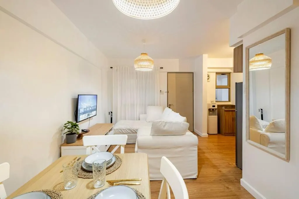 Bohemian Inspired 2 Bedroom Inspired Condo with Fast WIFI Near BGC