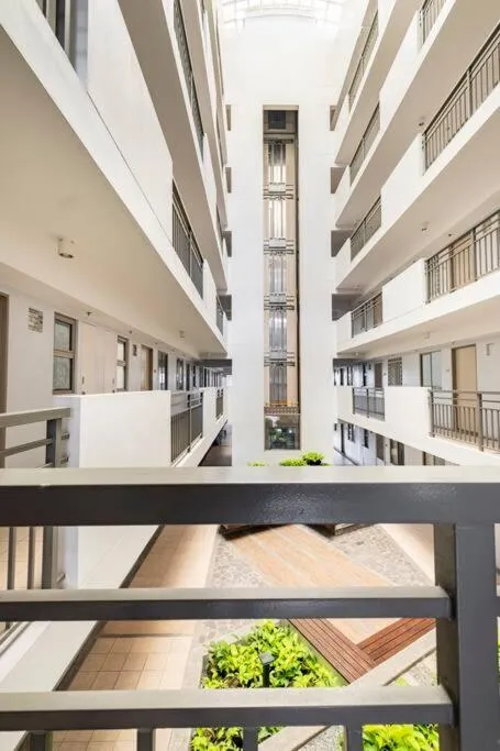 Bohemian Inspired 2 Bedroom Inspired Condo with Fast WIFI Near BGC