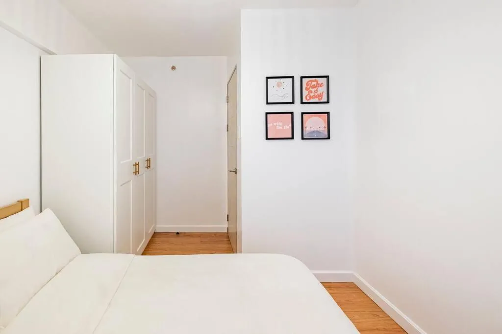 Bohemian Inspired 2 Bedroom Inspired Condo with Fast WIFI Near BGC