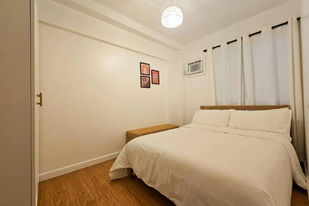 Bohemian Inspired 2 Bedroom Inspired Condo with Fast WIFI Near BGC