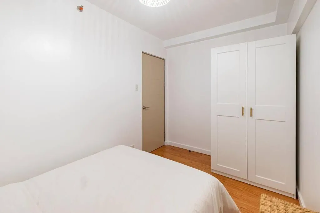 Bohemian Inspired 2 Bedroom Inspired Condo with Fast WIFI Near BGC