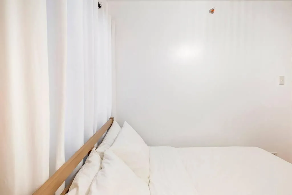 Bohemian Inspired 2 Bedroom Inspired Condo with Fast WIFI Near BGC