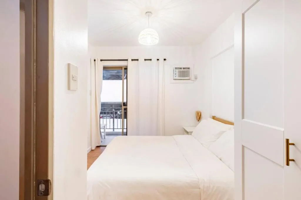 Bohemian Inspired 2 Bedroom Inspired Condo with Fast WIFI Near BGC