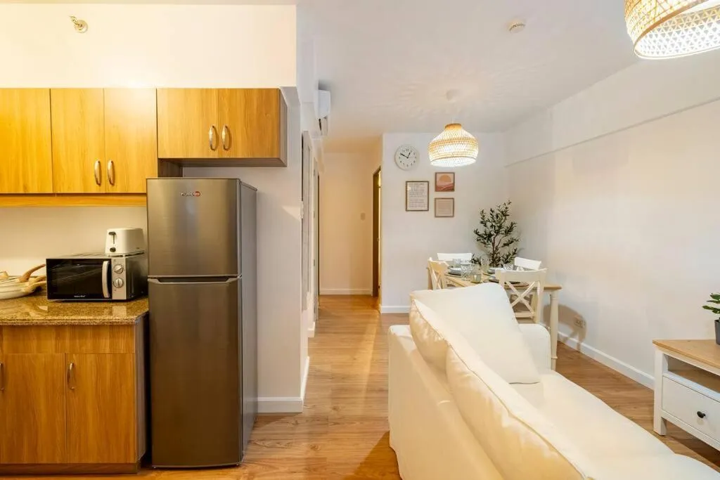 Bohemian Inspired 2 Bedroom Inspired Condo with Fast WIFI Near BGC