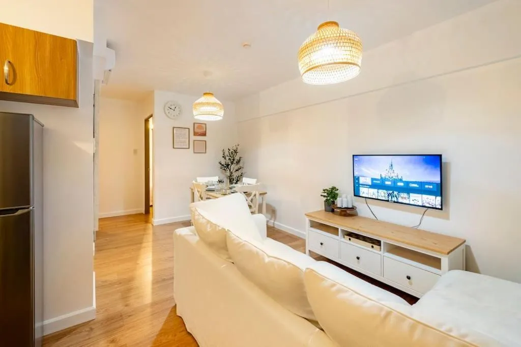 Bohemian Inspired 2 Bedroom Inspired Condo with Fast WIFI Near BGC