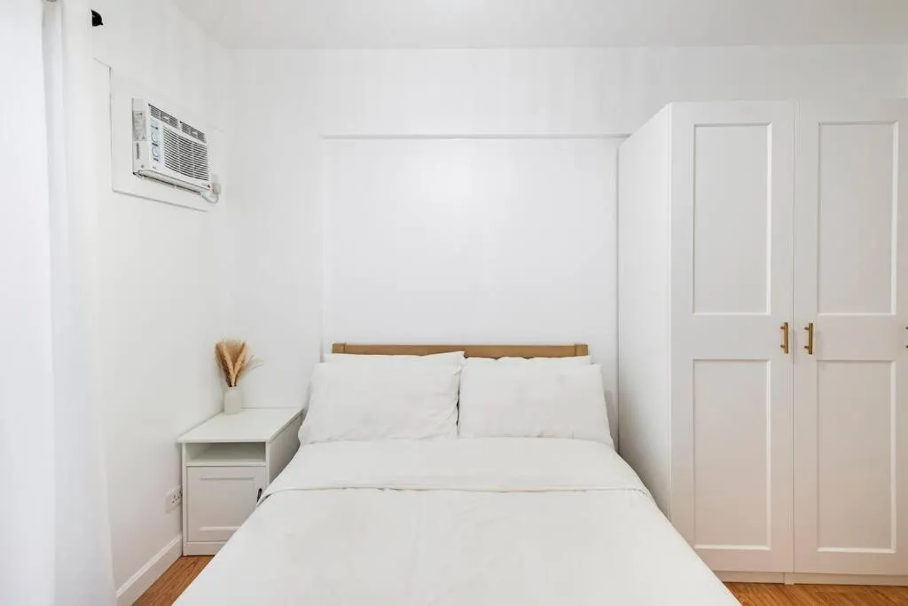 Bohemian Inspired 2 Bedroom Inspired Condo with Fast WIFI Near BGC