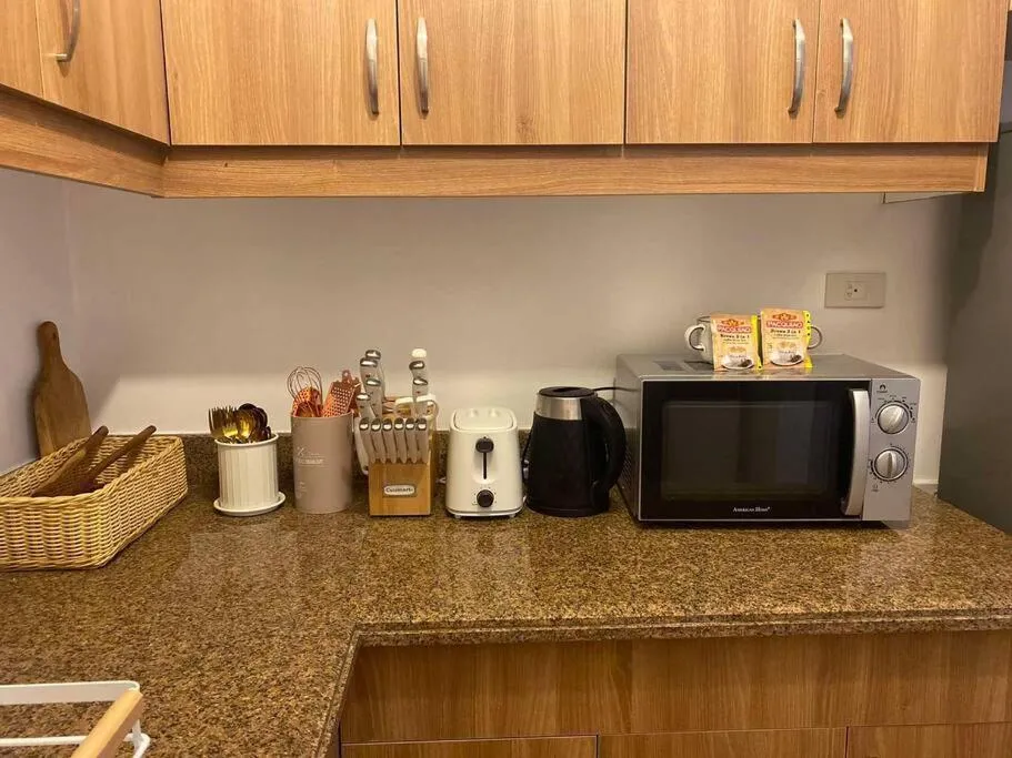 Bohemian Inspired 2 Bedroom Inspired Condo with Fast WIFI Near BGC
