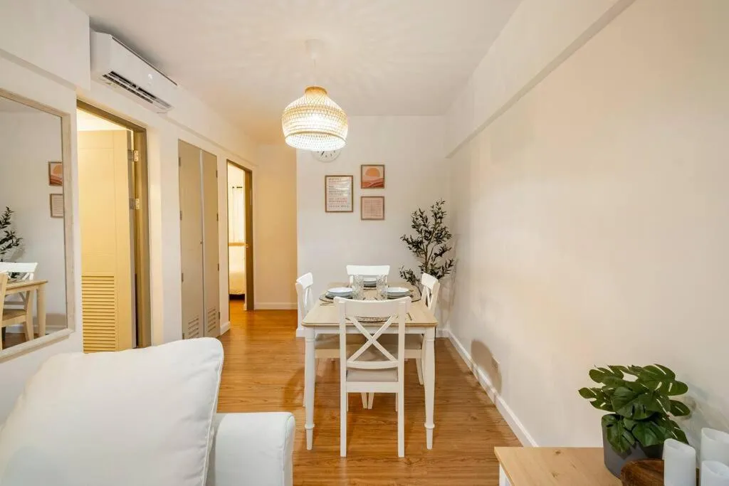 Bohemian Inspired 2 Bedroom Inspired Condo with Fast WIFI Near BGC