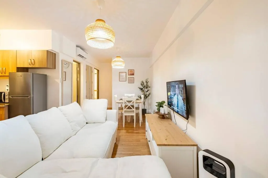 Bohemian Inspired 2 Bedroom Inspired Condo with Fast WIFI Near BGC
