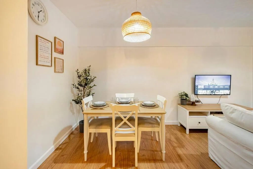 Bohemian Inspired 2 Bedroom Inspired Condo with Fast WIFI Near BGC