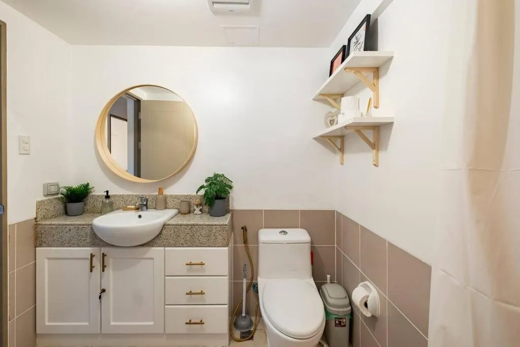 Bohemian Inspired 2 Bedroom Inspired Condo with Fast WIFI Near BGC