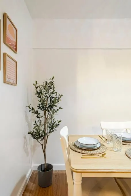 Bohemian Inspired 2 Bedroom Inspired Condo with Fast WIFI Near BGC