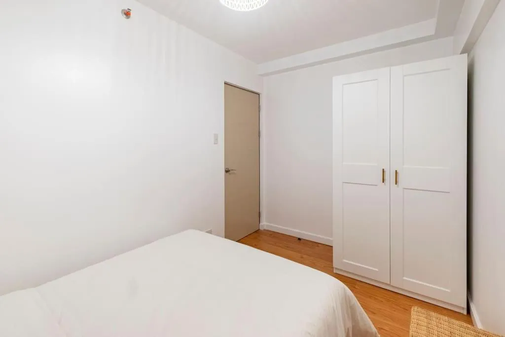 Bohemian Inspired 2 Bedroom Inspired Condo with Fast WIFI Near BGC