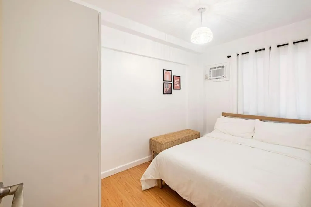 Bohemian Inspired 2 Bedroom Inspired Condo with Fast WIFI Near BGC