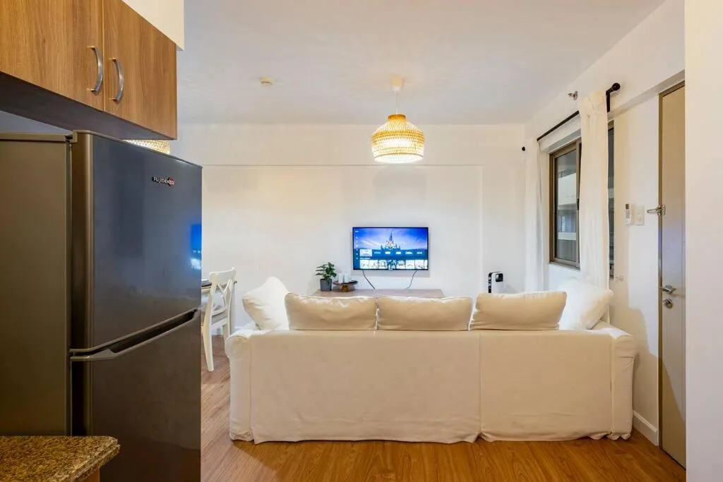 Bohemian Inspired 2 Bedroom Inspired Condo with Fast WIFI Near BGC