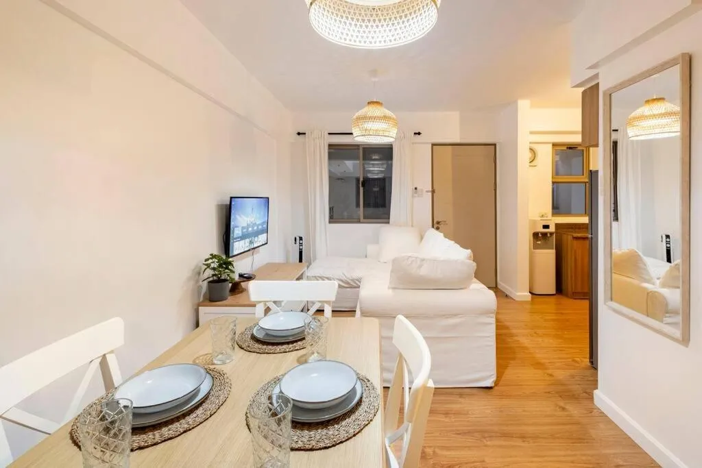 Bohemian Inspired 2 Bedroom Inspired Condo with Fast WIFI Near BGC