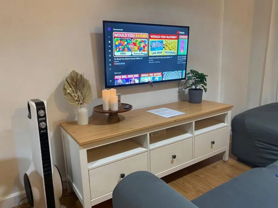 Bohemian Inspired 2 Bedroom Inspired Condo with Fast WIFI Near BGC