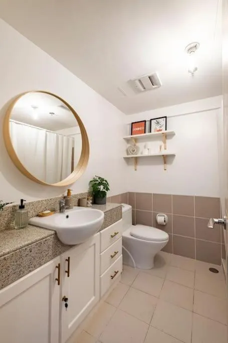 Bohemian Inspired 2 Bedroom Inspired Condo with Fast WIFI Near BGC