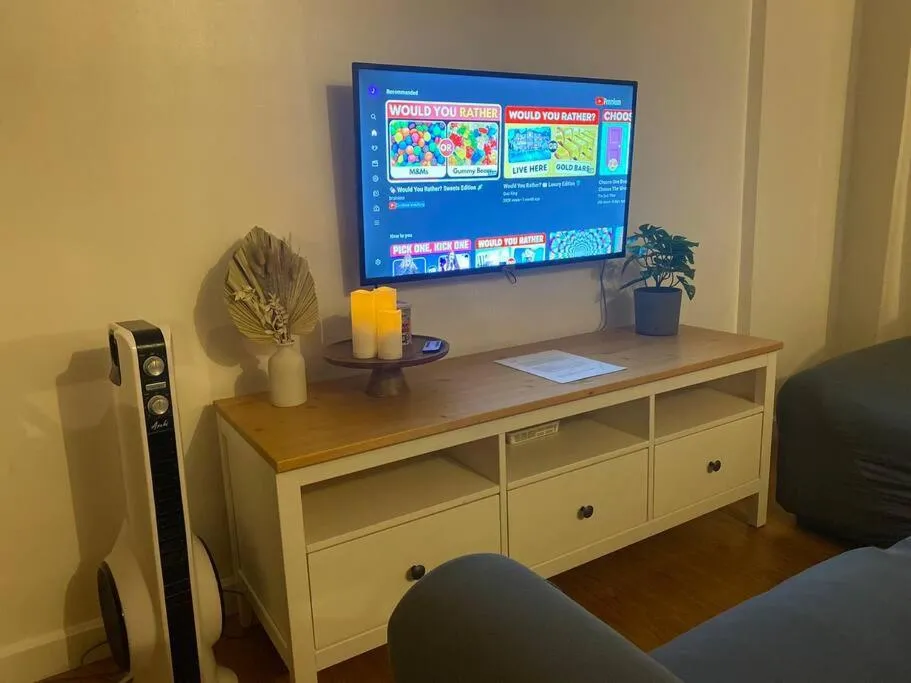Bohemian Inspired 2 Bedroom Inspired Condo with Fast WIFI Near BGC