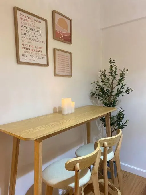 Bohemian Inspired 2 Bedroom Inspired Condo with Fast WIFI Near BGC
