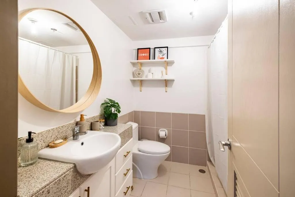 Bohemian Inspired 2 Bedroom Inspired Condo with Fast WIFI Near BGC