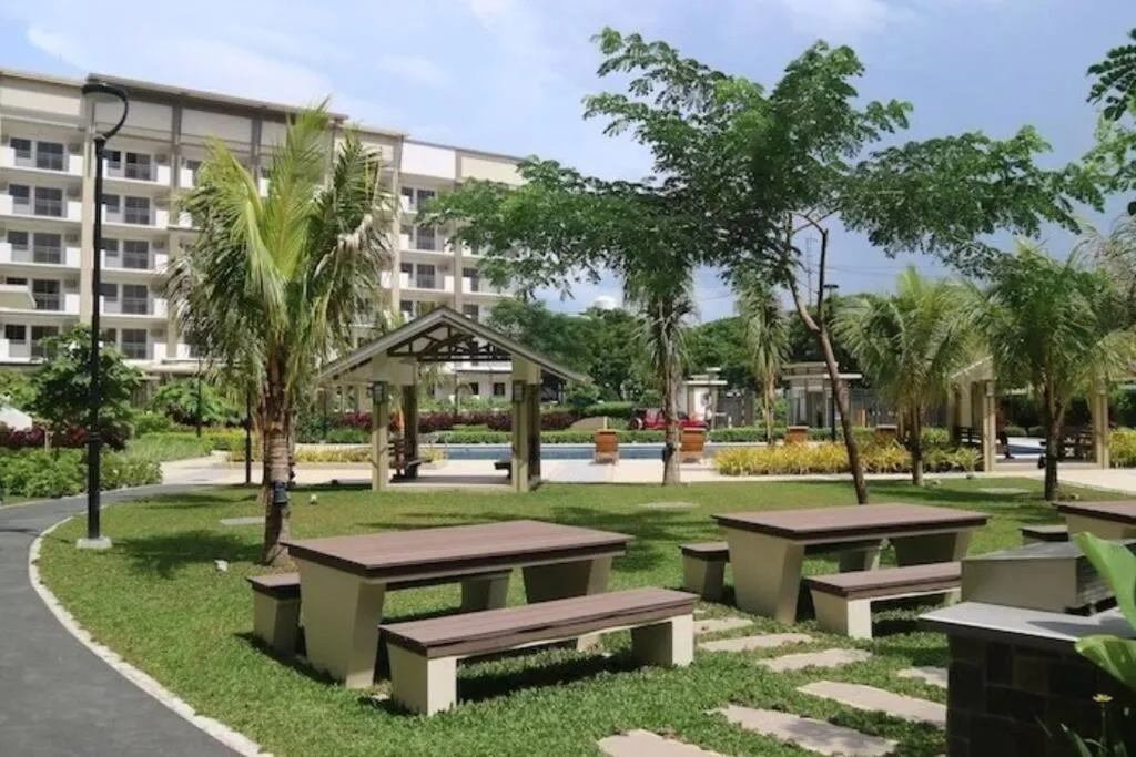 Garden in Bohemian Inspired 2 Bedroom Inspired Condo with Fast WIFI Near BGC