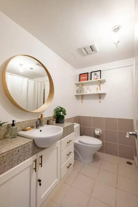 Bohemian Inspired 2 Bedroom Inspired Condo with Fast WIFI Near BGC